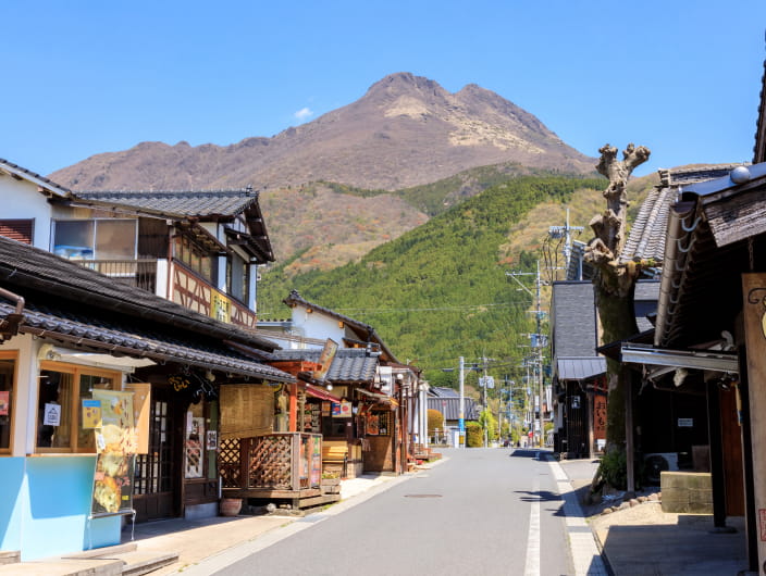 たくさんのショップが立ち並ぶ「湯の坪街道」の風景。奥には由布岳が見える